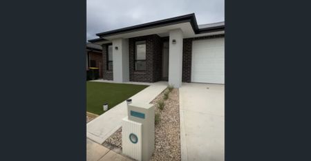 Spacious & Modern 4-Bedroom Family Home in Wollert !!! - Photo 5