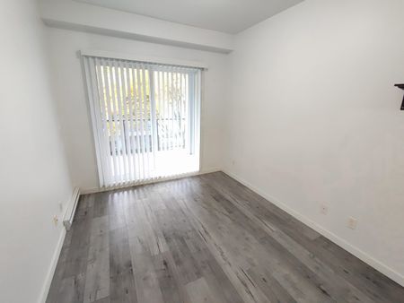 Park Avenue. One Bedroom Close to King George Skytrain Station - Photo 3