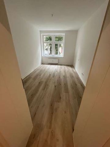 NEUES Laminat / großer Balkon an der Küche / Wanne u.v.m. - Foto 2