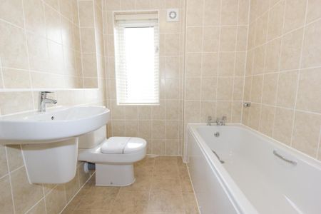 4 bedroom link detached house to rent - Photo 4