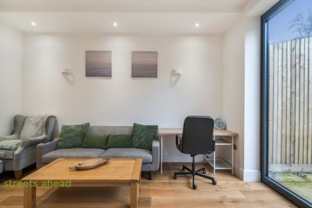 The Grove, Coulsdon, CR5 - Photo 3