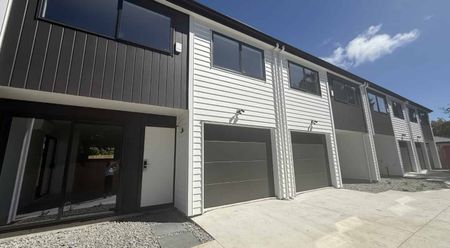 Lovely 3 Bedroom Home - Photo 5