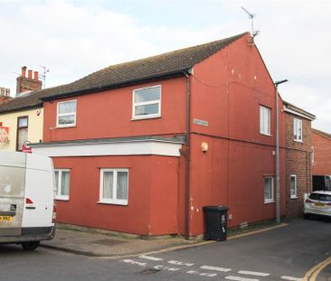 3 bedroom flat to rent - Photo 2