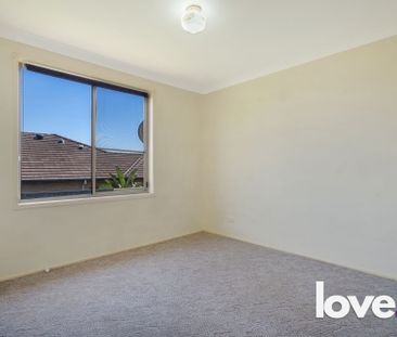 1/2 Hillview Crescent, Macquarie Hills, NSW, 2285 - Photo 2