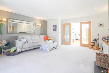 The Elms, Great Chesterford, Saffron Walden - Photo 3