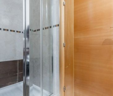 Room in a shared 8-bedroom flat for rent in Sol, must be a professi... - Foto 6