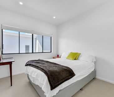 Top Floor, Two Bedroom Modern Apartment - Photo 5