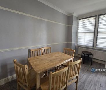 4 bedroom detached house to rent - Photo 1