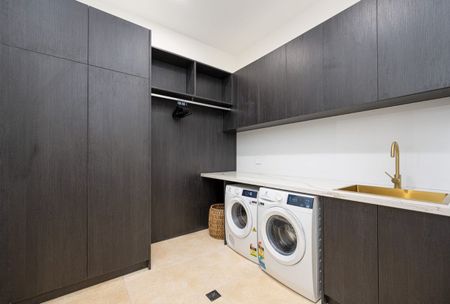 Luxurious & Grand 4 Bedroom Apartment on Auburn Street! - Photo 4