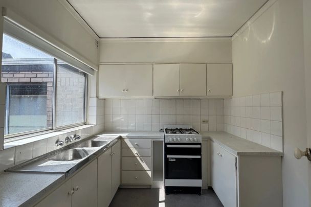 Top-Floor Apartment in the Heart of South Yarra! - Photo 1