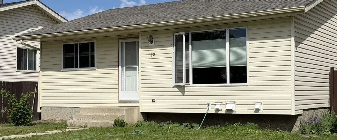 Bright & Spacious 3-Bedroom Main Floor in Castleridge – Available Now — 3 Bedrooms House - Photo 1