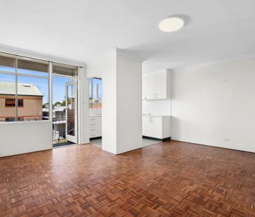 Light Filled Apartment in Leafy Hunters Hill - Photo 3
