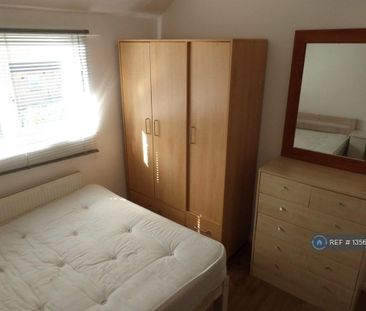 4 bedroom semi-detached house to rent - Photo 4