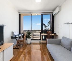 Popular Studio in Prime Location! - Photo 1