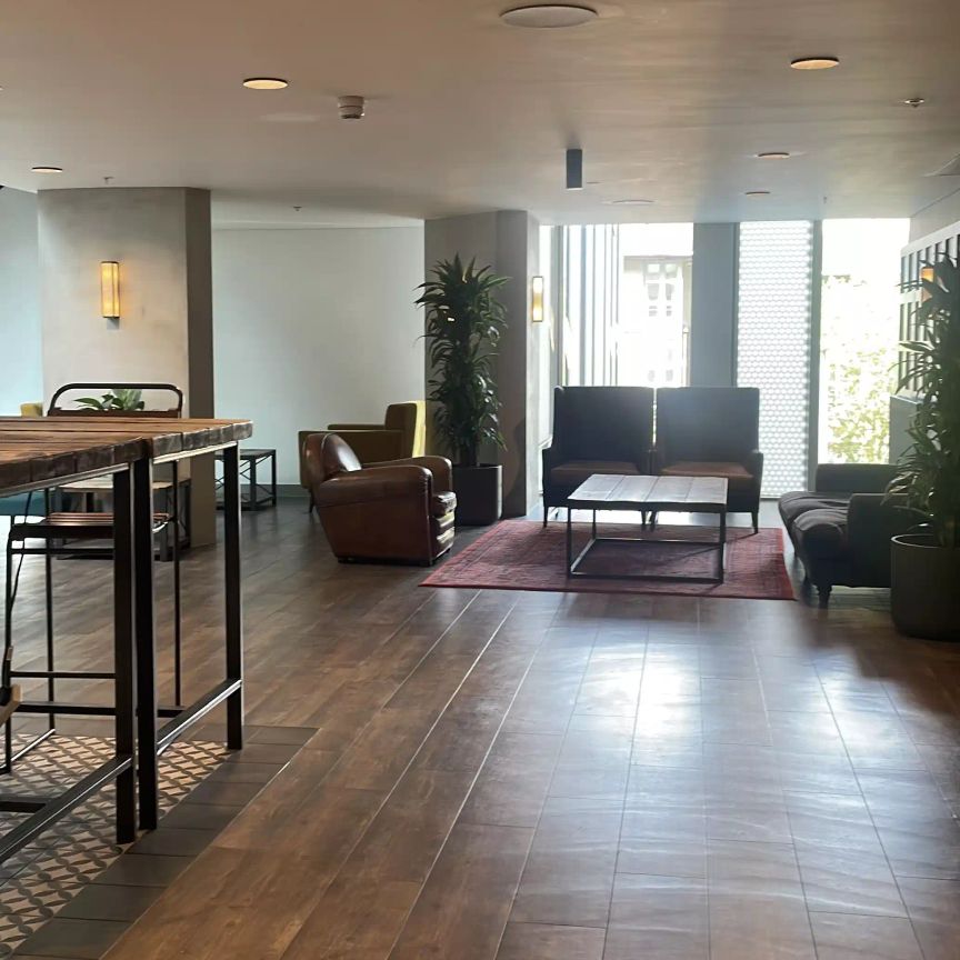 Bronze Studio - Photo 1