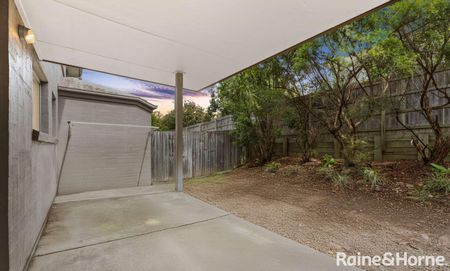 FANTASTIC LOCATION & PEACEFUL HOME! NBN, Air-Con, 3 Bed 2&1/2 Bath Townhouse, Pool, Gym - Photo 2