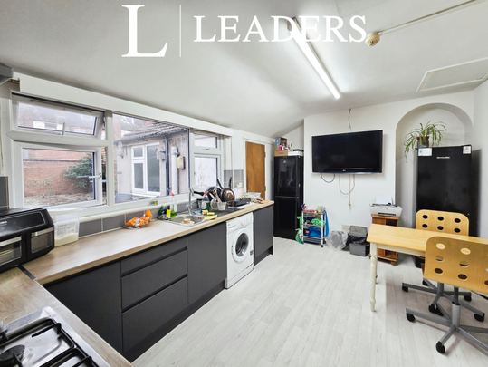 1 bedroom in a house share to rent - Photo 1