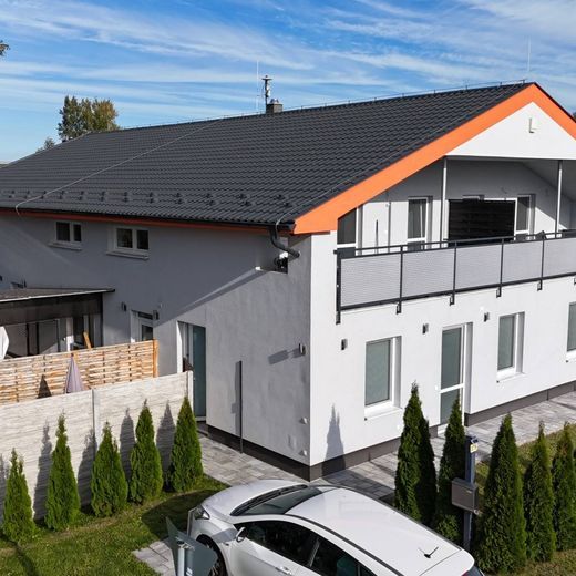 DOBROHOŠŤ- Prenájom 3i zariadeného bytu s predzáhradkou a parkingom - Photo 1