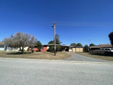 Charming 3-Bedroom Home with Spacious Yard and Games Room in Armadale - Photo 3