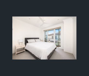 Spacious, modern townhouse - Photo 2