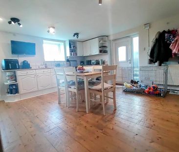 3 bedroom end of terrace house to rent - Photo 2