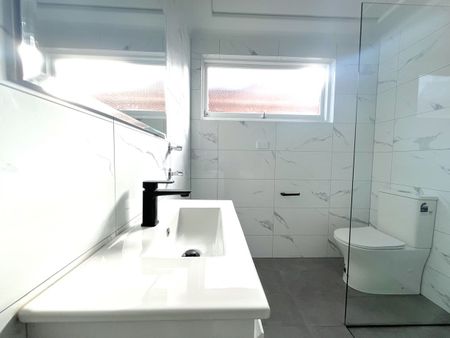 Renovated Beachside Apartment - Photo 4