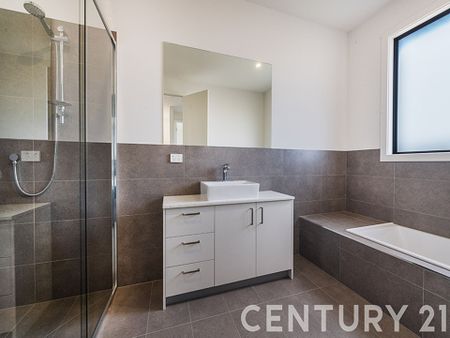 Modern Spacious Townhouse - Photo 3