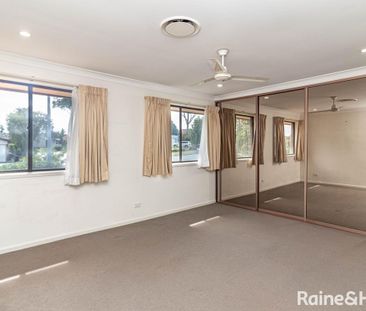 Spacious Family Home in a Peaceful Neighbourhood - Photo 4