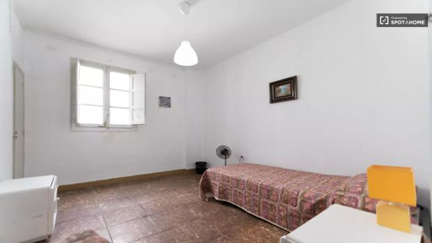 Room in a shared 3-bedroom apartment for rent in Torrent - Photo 1