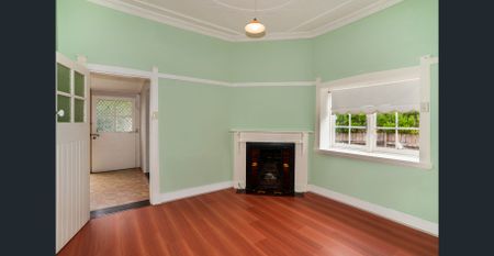 Character Home in Prime Oatley Location - Photo 2