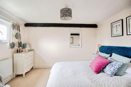 3 bedroom end of terrace house to rent - Photo 2