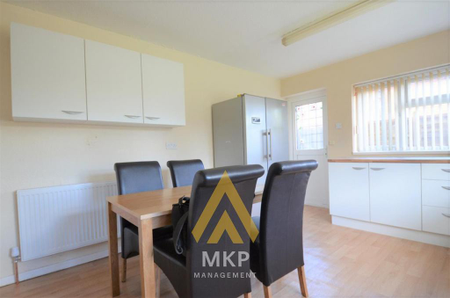 5 bedroom end of terrace house to rent - Photo 2