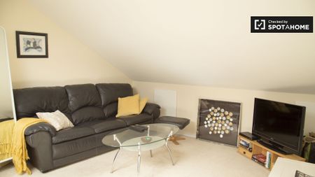 Inviting room in 3-bedroom apartment in Killester, Dublin - Photo 3