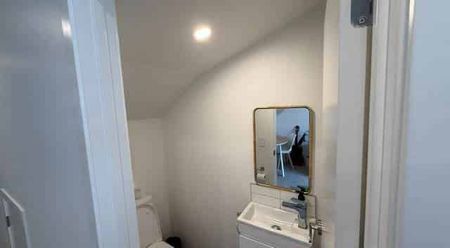 Urban Sanctuary in a Vibrant, Connected Community - Photo 5