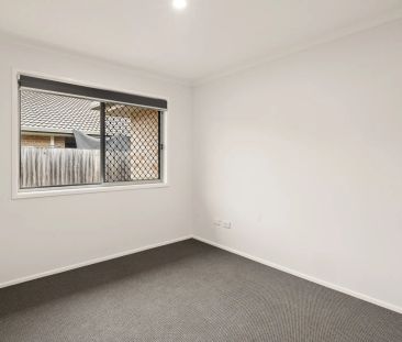 Spacious Family Home in Prime Location - walk to school and shops! - Photo 5