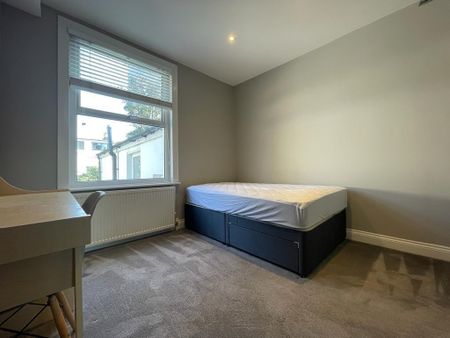 6 bedroom terraced house to rent - Photo 4