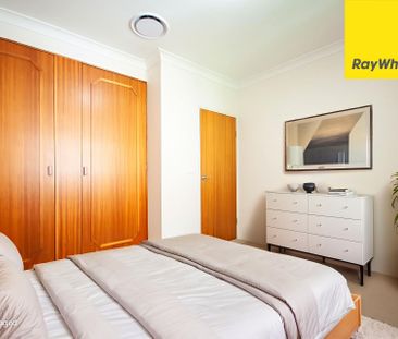 THREE BEDROOM TOWNHOUSE IN EXCELLENT LOCATION - Photo 3