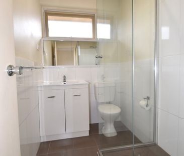 Prime Location - Walk to Supermarkets, Glenhuntly Train Station, Tr... - Photo 2