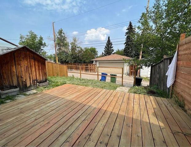 Cozy 2 Bedroom 1 Bathroom Close to Downtown Utilities & Internet included! | Calgary - Photo 1