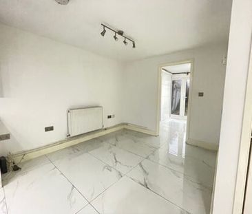 Avon Square, Hemel Hempstead - Photo 3