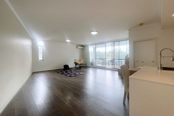 Spacious three bedrooms apartment with timber floor throughout and big balcony! - Photo 1