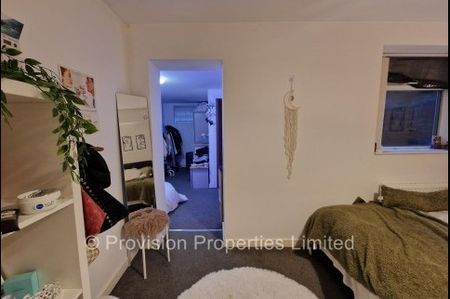 8 Bedroom Houses Brudenell Road Hyde Park - Photo 2