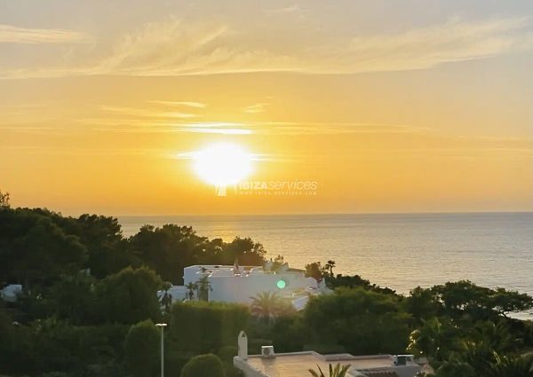 Sea front duplex with 2 bedrooms to rent in Cala Tarida