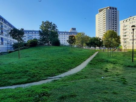 TOURS SUD secteur FONTAINES Appartement bien agencé en parfait état dans une résidence à proximité des commerces, des écoles et des transports en communs. - Photo 4