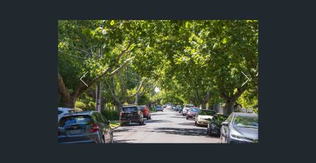 Top-Floor Apartment in a Prime Tree-Lined Location - Photo 2