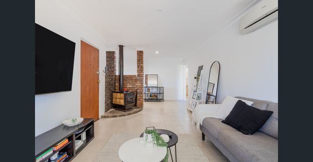 Beautiful 3 Bedroom 1 Bathroom Available for Rent - Photo 1