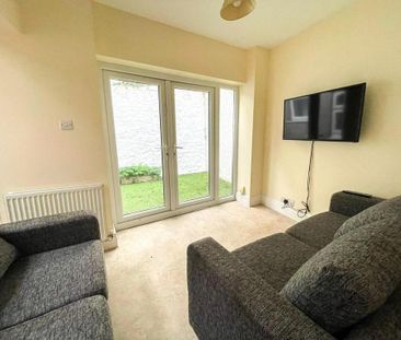 4 bedroom end of terrace house to rent - Photo 1