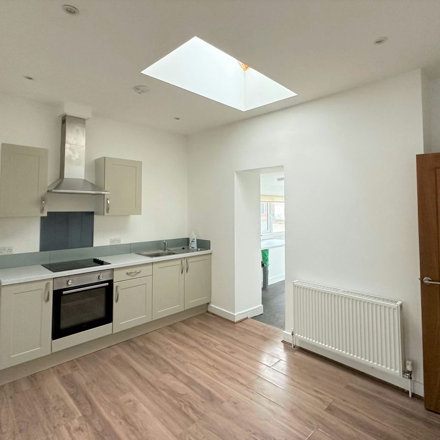 Flat to rent on - Photo 1