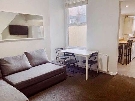 6 bed, 2 bath Student House available for Academic Year 24/25! Room 4 - Photo 2