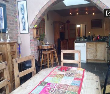 Double Bedroom for rent in 4-Bedroom House in Clontarf - Photo 5